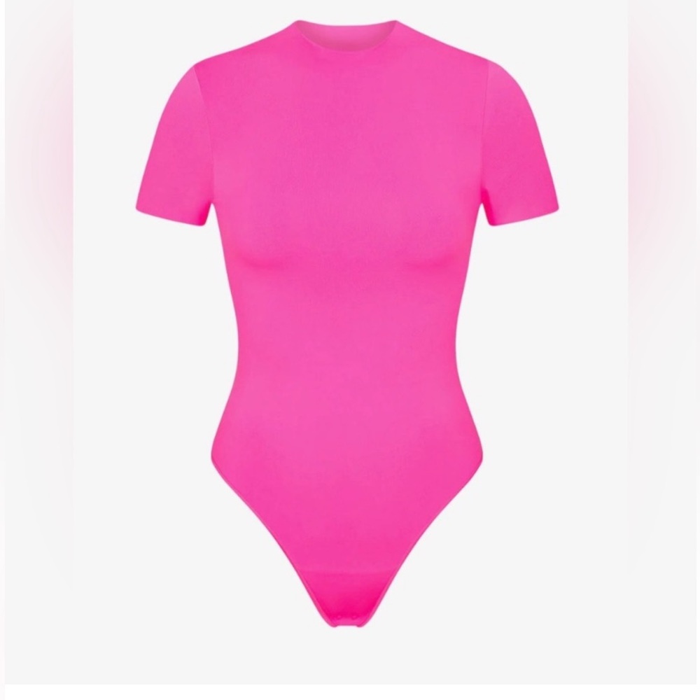 SKIMS essential short sleeve bodysuit pink size XS